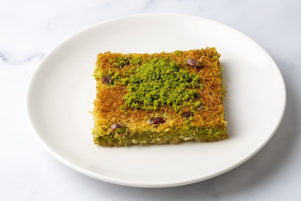 ¿Cuál es la receta para una empanada gallega de atún con masa casera crujiente?