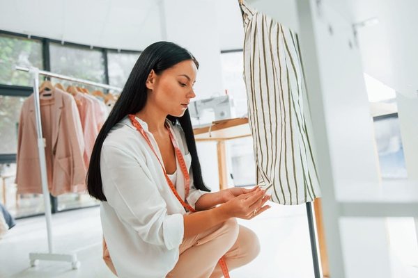 ¿Qué ejercicios ayudan a mejorar la precisión en los tiros de tres puntos en baloncesto?