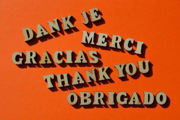 ¿Qué avances permiten a los asistentes de voz comprender y procesar distintos idiomas y dialectos?