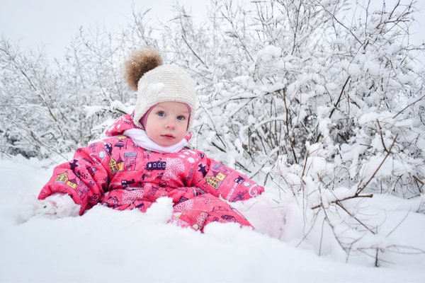 ¿Cómo combinar un chaleco de pelo sintético con prendas de diferentes texturas?