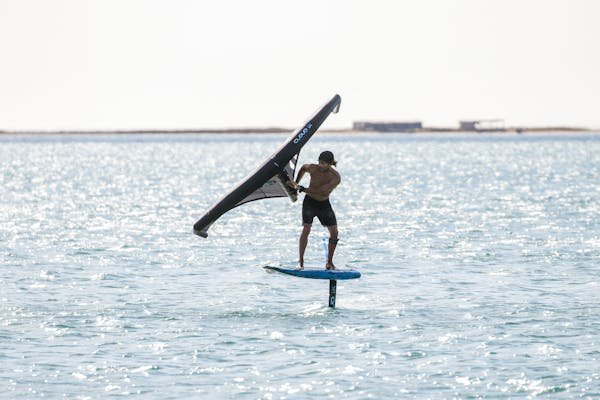 Los mejores packs de wing foil hinchables para todos los niveles